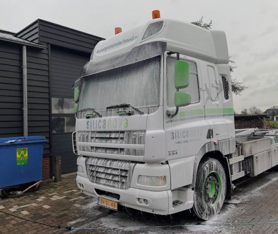 Vrachtwagen in het schuim tijdens een wasbeurt door Car Cleaning op Maat